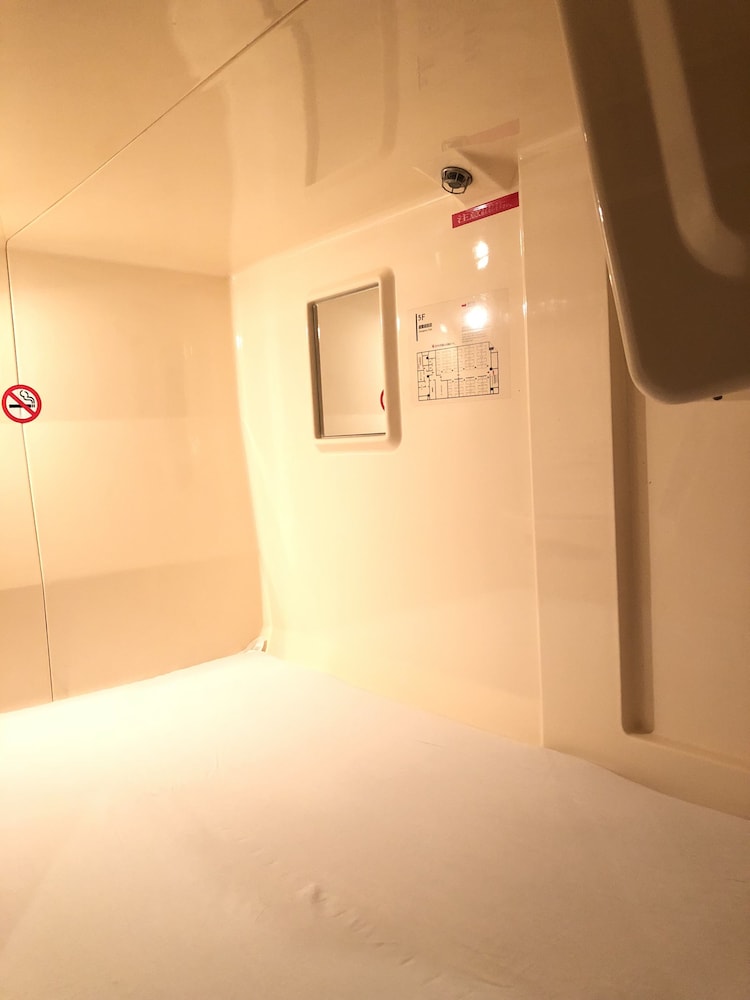 Upper Cabin Type Capsule Room with Shared Bath and Sauna Access (Men Only) photo 3