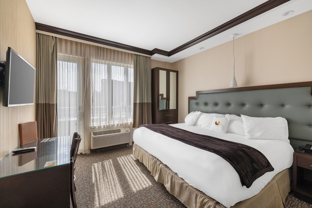 King Room with Balcony - Photo 3