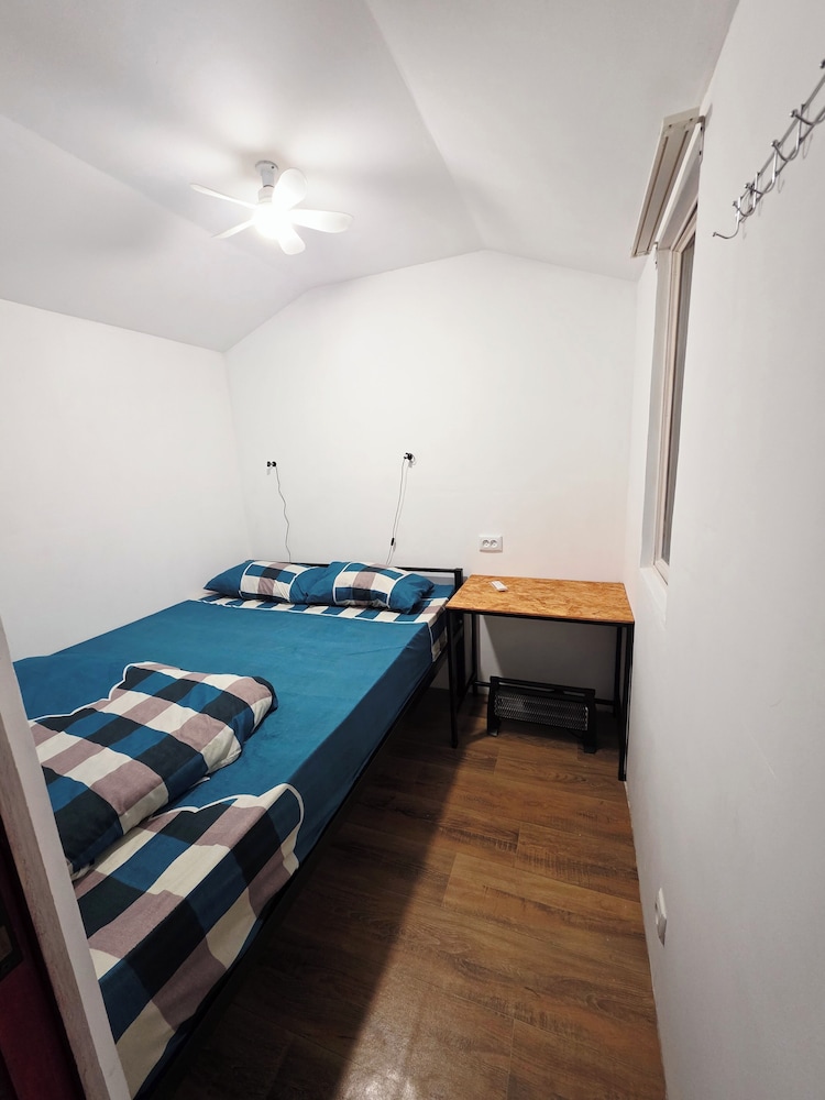 Basic Cabin, 1 Queen Bed, Shared Bathroom (1) photo 1