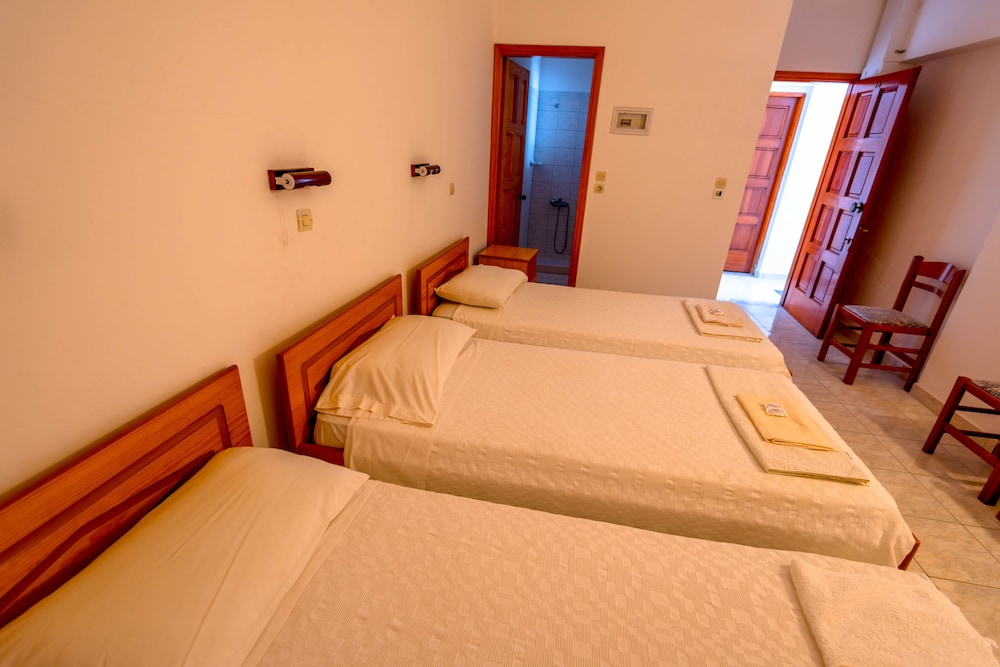 Economy Triple Room photo 2