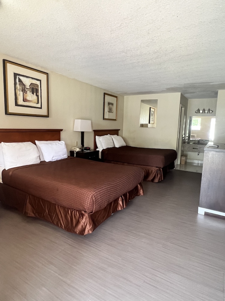 Room, 2 Queen Beds, Smoking photo 2