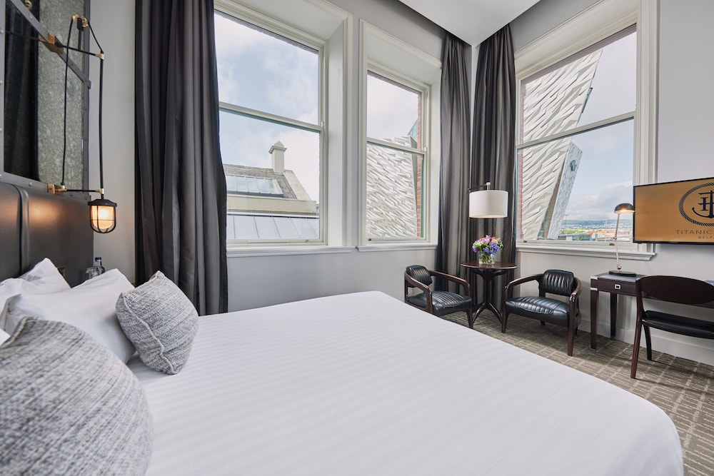 Deluxe Room, 1 King Bed photo 1
