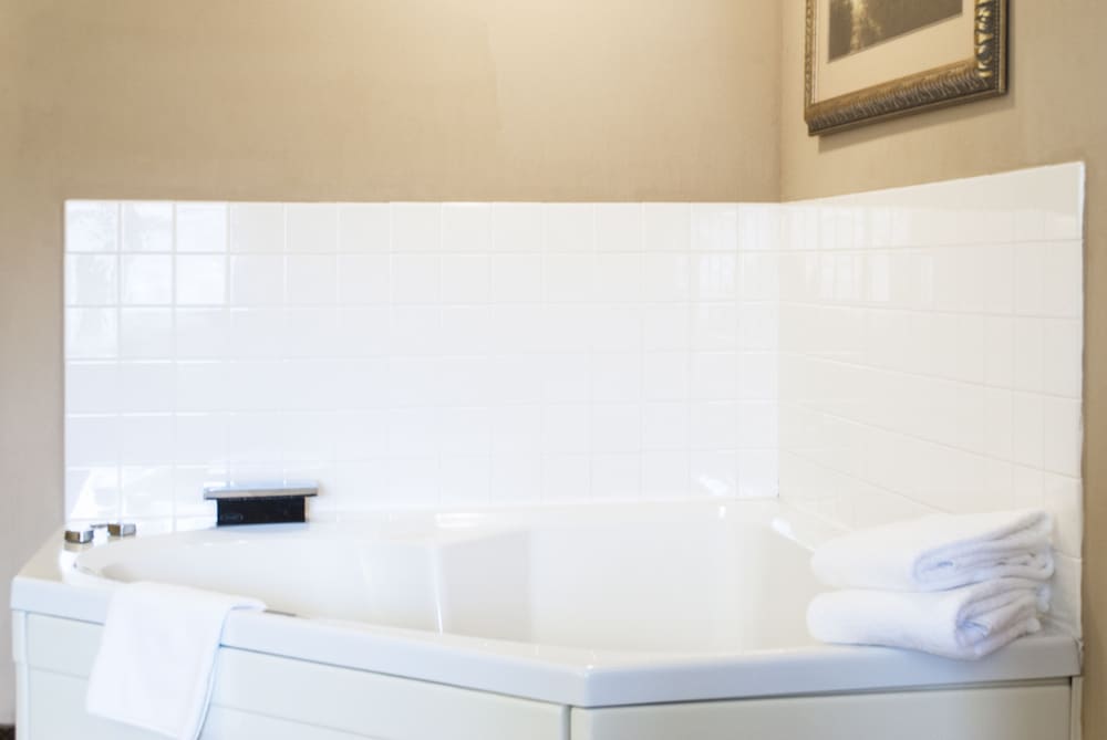 Suite, 1 King Bed, Non Smoking, Jetted Tub - Photo 2