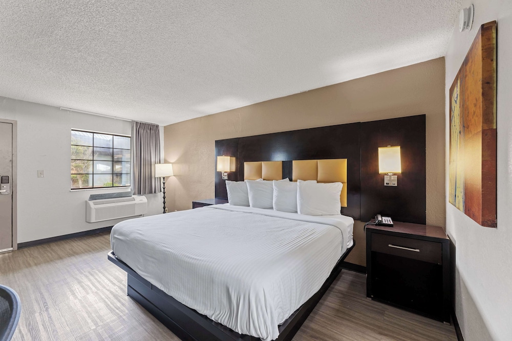 Business Room, 1 King Bed, Smoking - Photo 4