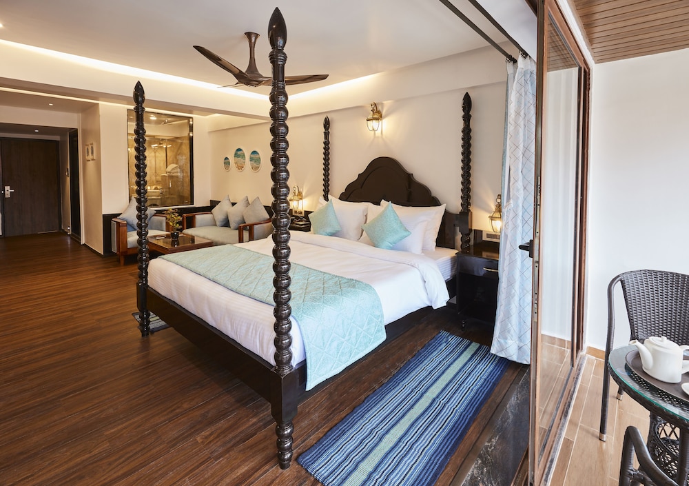 Premium Room, 1 King Bed, Pool View, Poolside photo 3