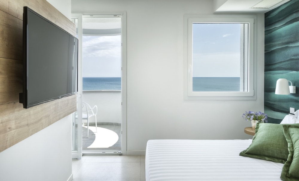 Panoramic Suite, Sea View, Sea Facing photo 2