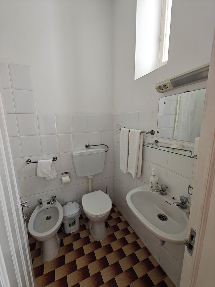 Basic Double Room photo 2