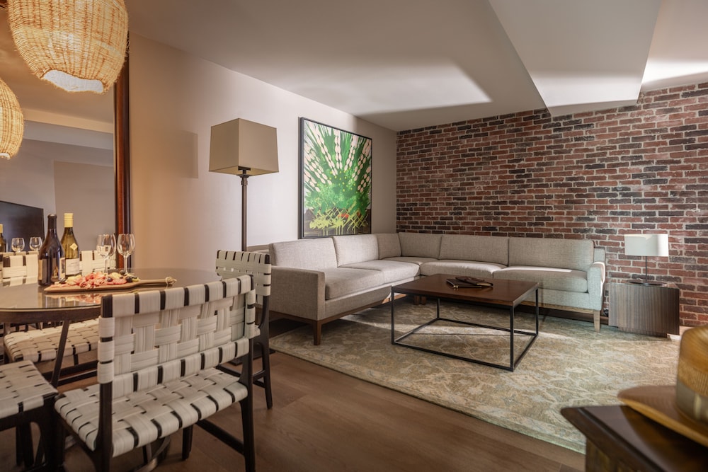 Executive Suite, 1 King Bed, Non Smoking, City View - Photo 1