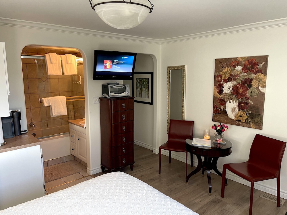 Majestic Honeymoon Suite photo 2