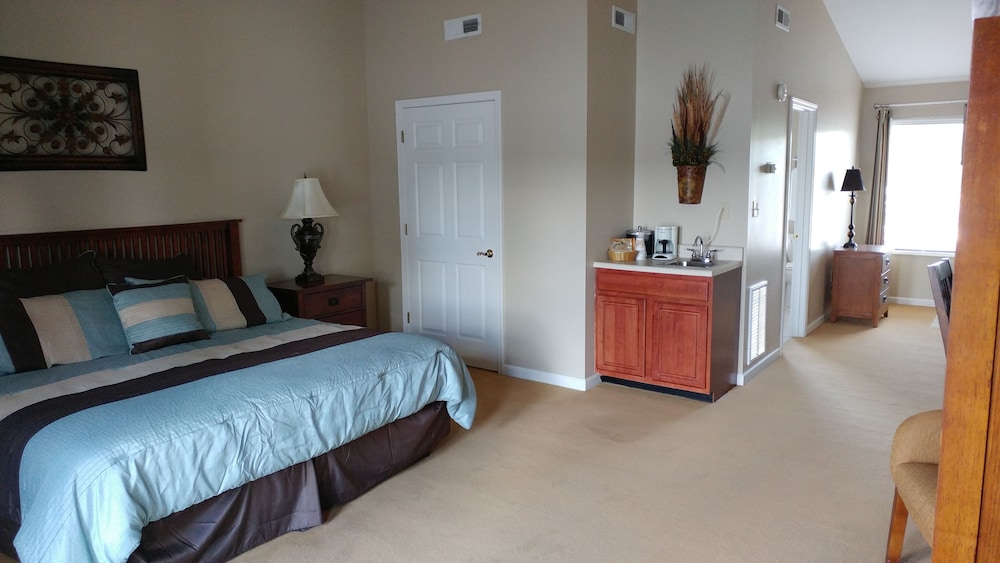Deluxe Room, 1 King Bed, Non Smoking, Patio photo 1