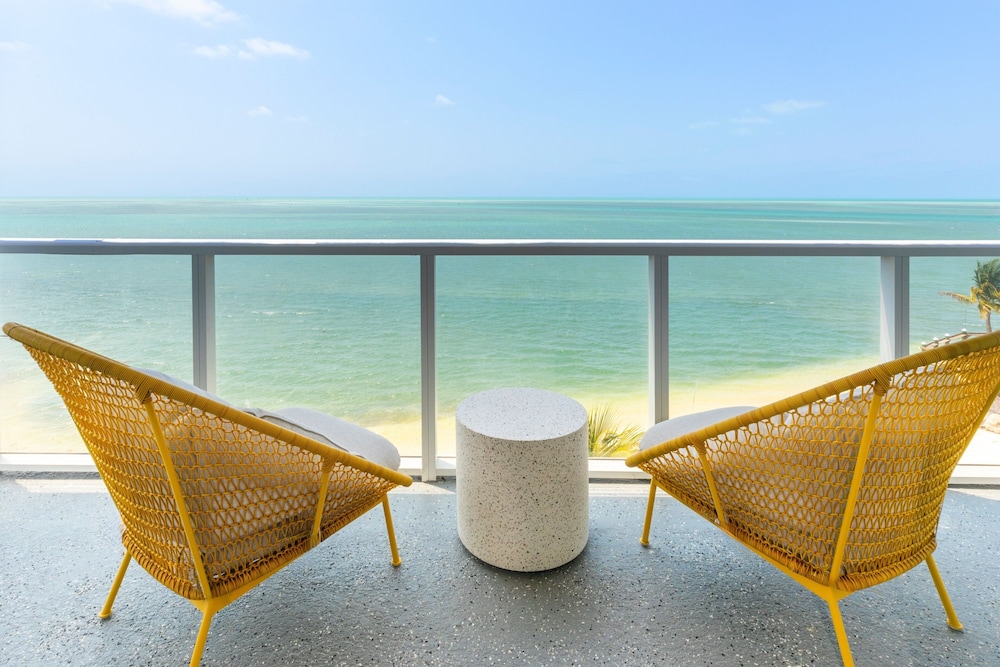 Room, 1 King Bed, Ocean View (balcony)