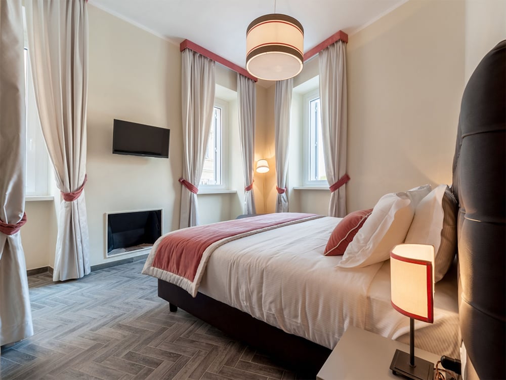 Honeymoon Double Room, Fireplace, City View photo 3