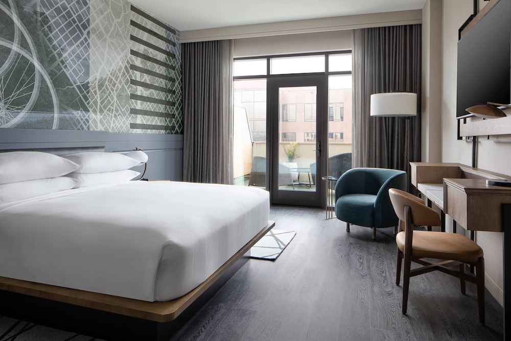 Room, 1 King Bed, Balcony - Photo 1