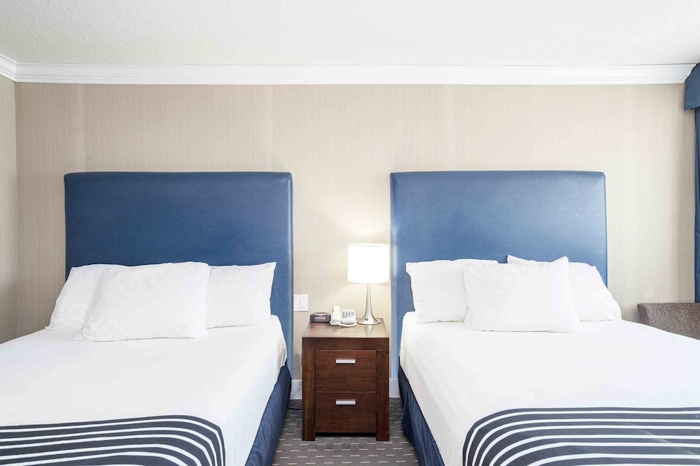 Standard Room, 2 Queen Beds - Photo 2
