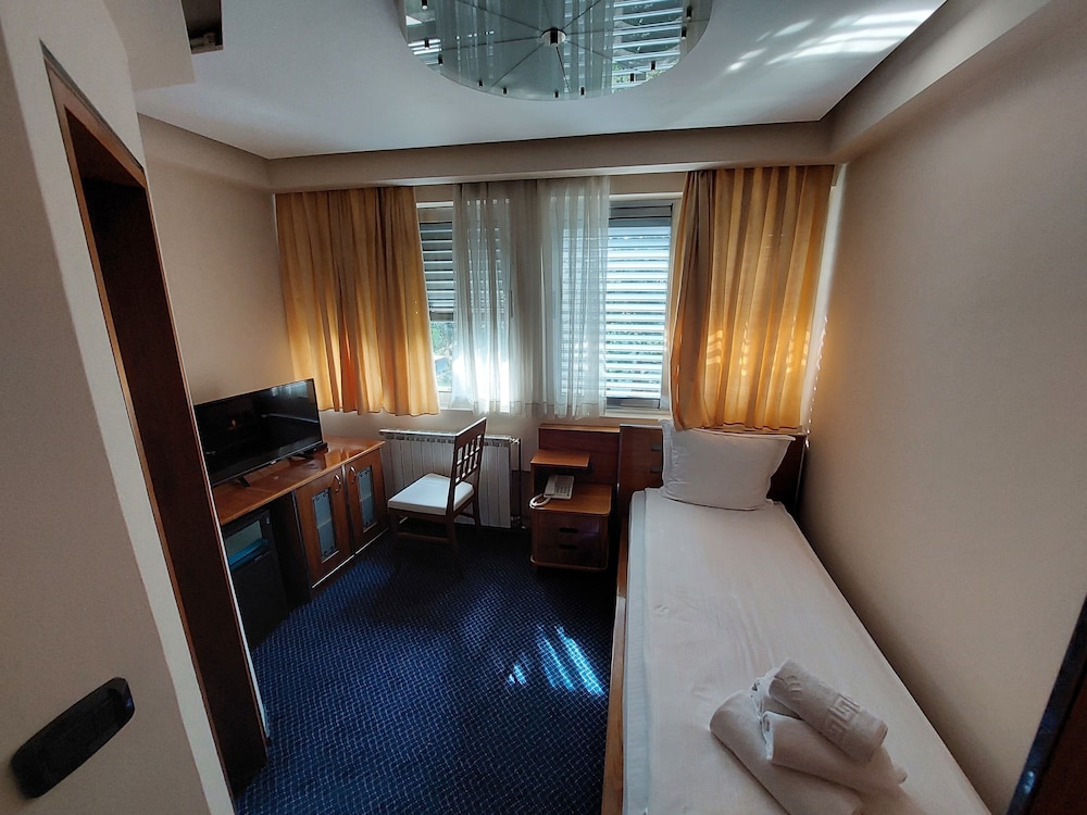 Classic Single Room, 1 Queen Bed, Non Smoking, Courtyard View