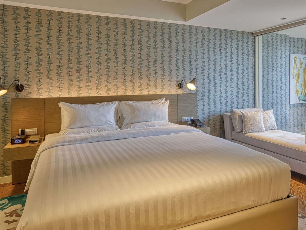 Superior Suite, 1 King Bed, Bathtub - Photo 4