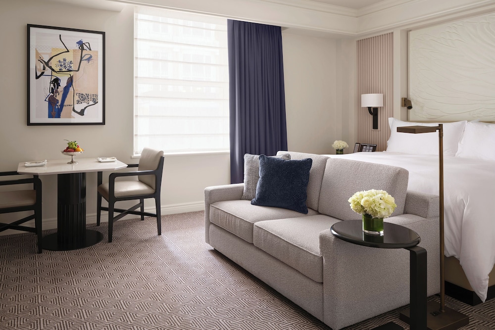 Grand Room, 1 King Bed (Premier) photo 1