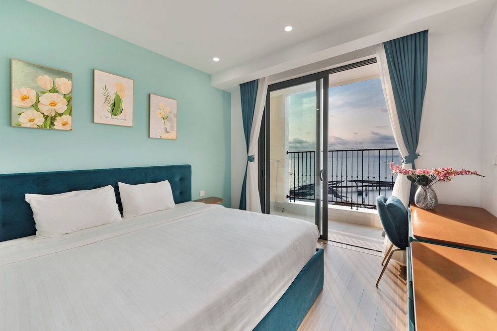 Deluxe Studio Suite, Balcony, Beach View