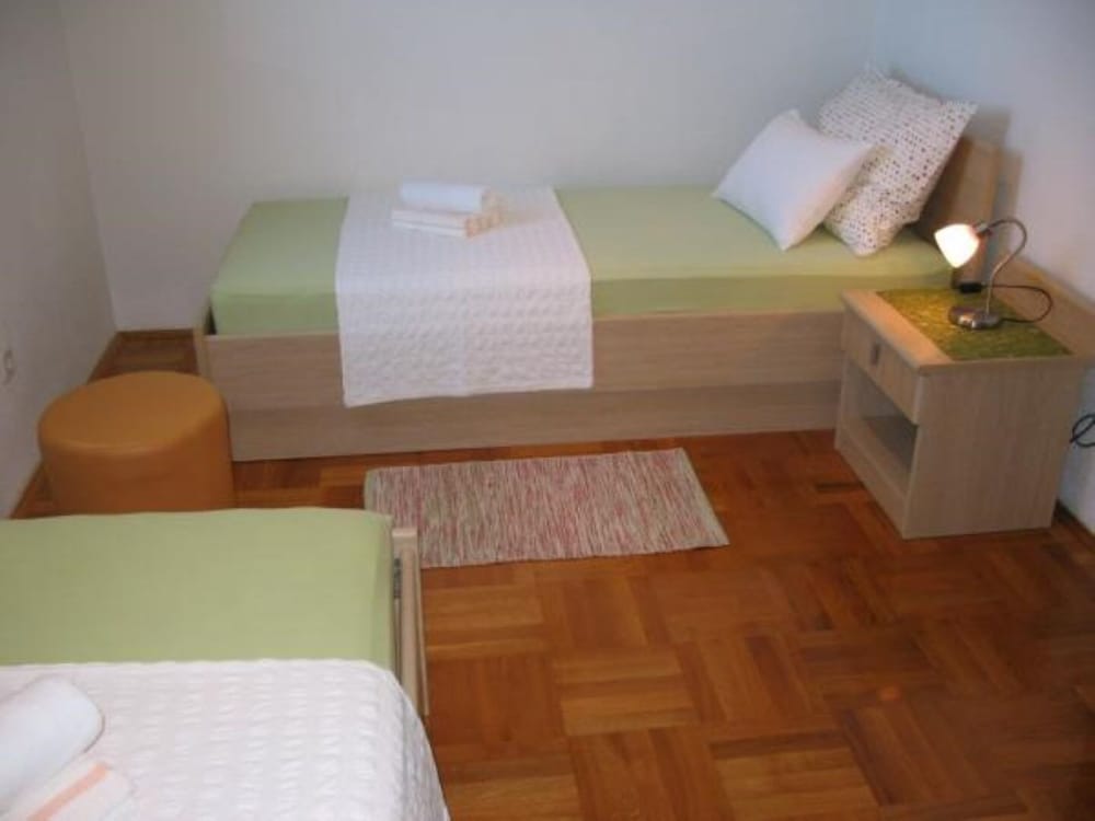 Apartment (Josip - free parking and BBQ - A1(4+1)