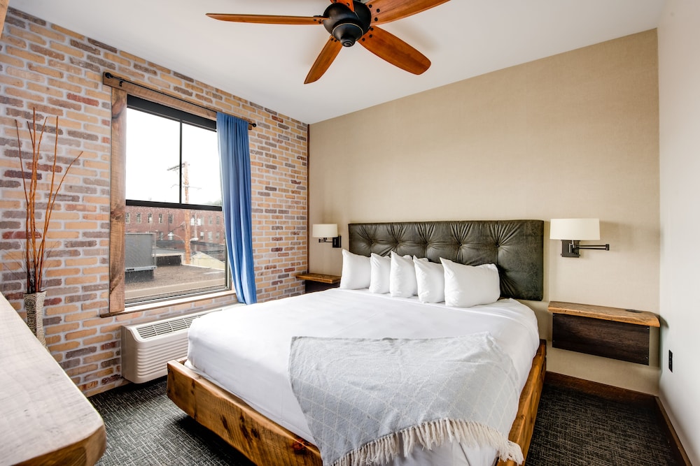 Deluxe Suite, 1 Bedroom - Photo 2