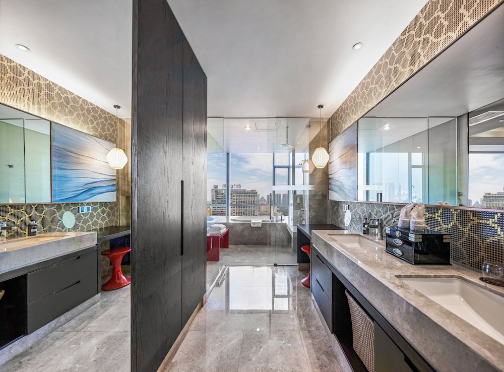 Business Suite photo 3