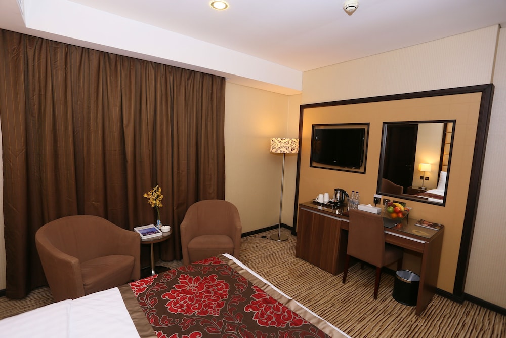 Deluxe Room, 1 Queen Bed photo 2