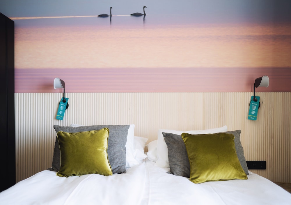 Superior Room, 1 King Bed (two extra beds possible) photo 3