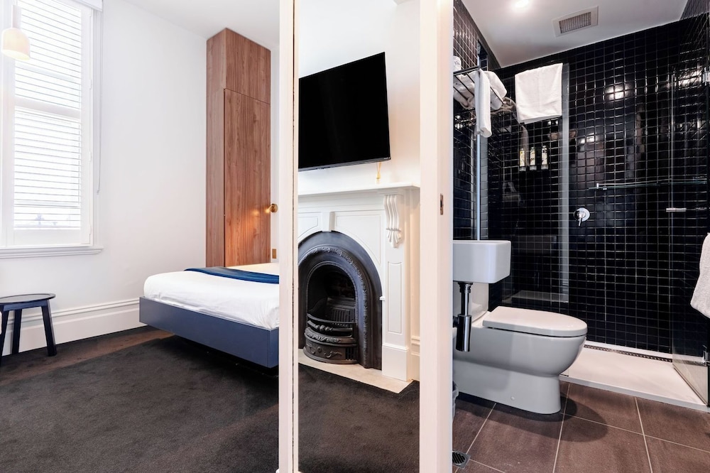 Standard Queen Room photo 2