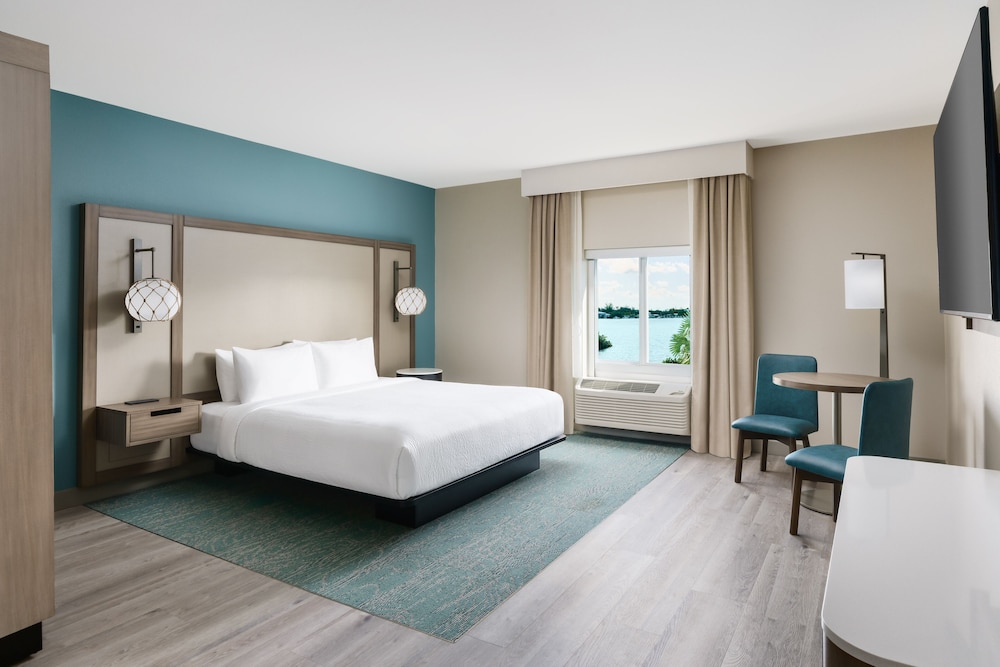 Room, 1 King Bed, Pool View (Mobility/Hearing Access, Roll-In Shwr)