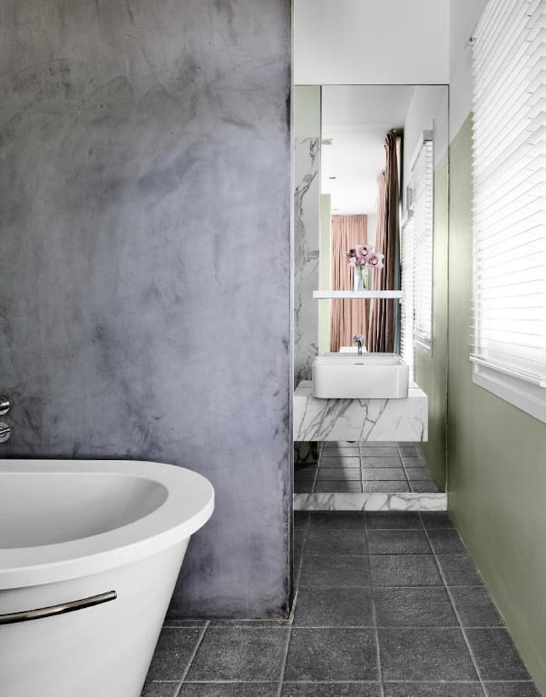 Corner Suite - Photo 5