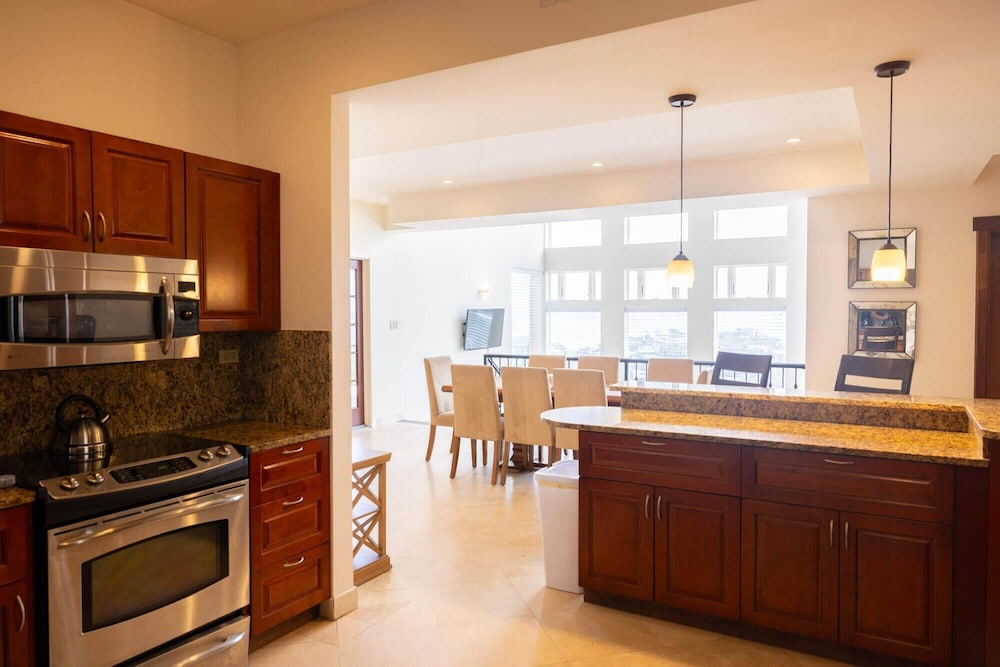 Luxury Condo, 4 Bedrooms (IU) photo 2