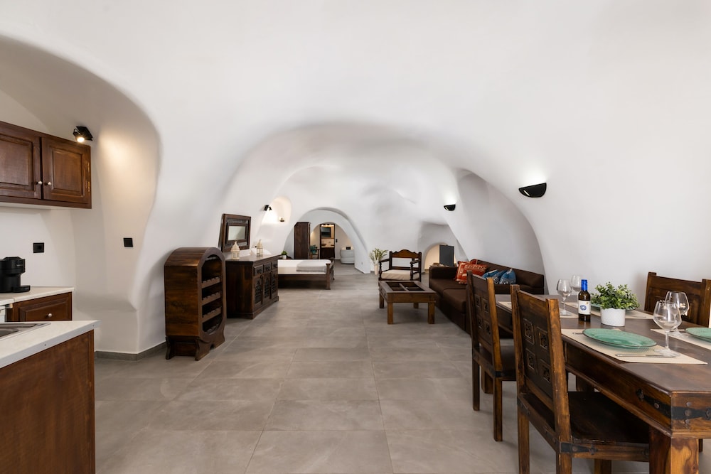Executive Suite, Jetted Tub (Cave)