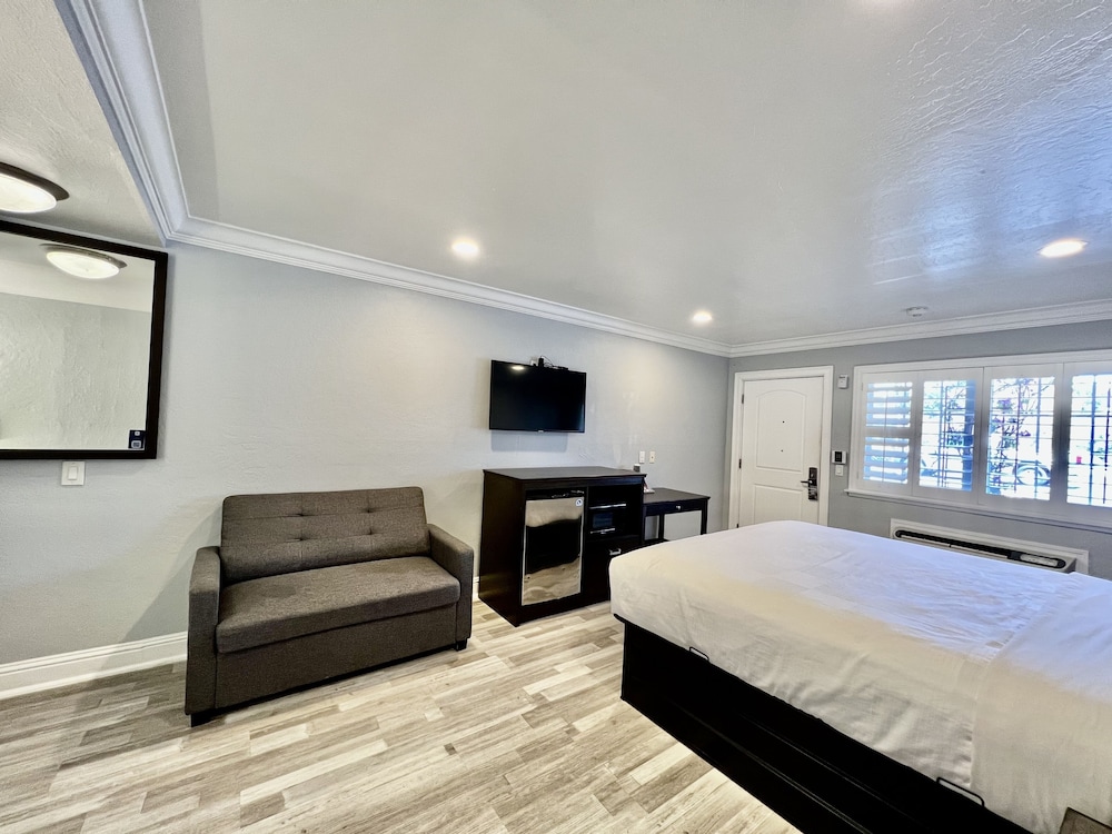 Basic Room, 1 King Bed, Accessible Bathtub, Sofabed not included photo 3