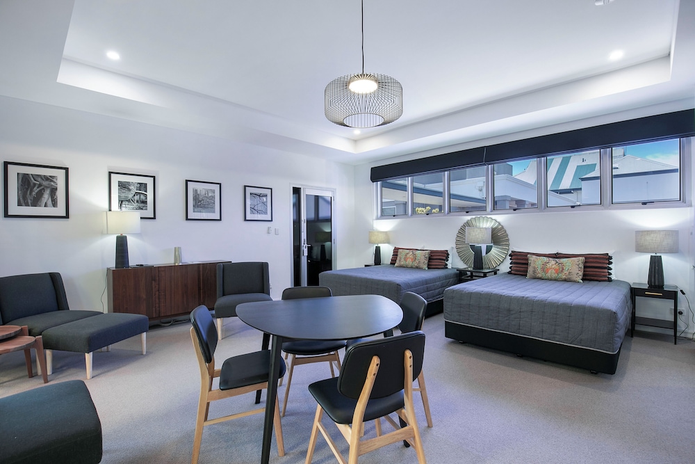 Executive Family Room - Photo 3