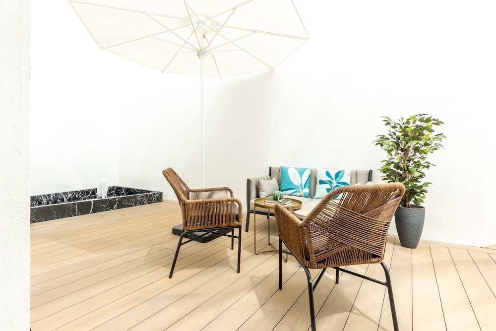 Premium Patio - Photo 4