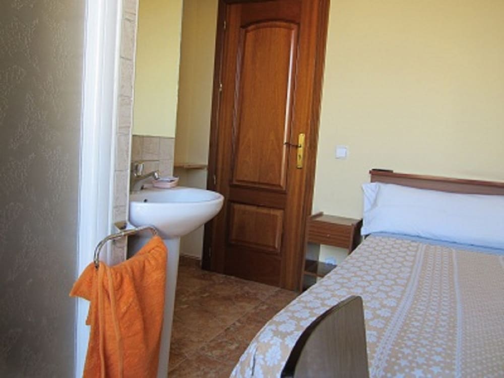 Single Room, Shared Bathroom (Private Shower And Sink)