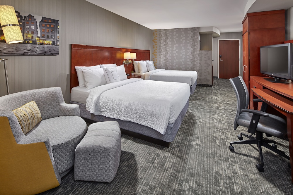 Room, 2 Queen Beds (View) - Photo 2