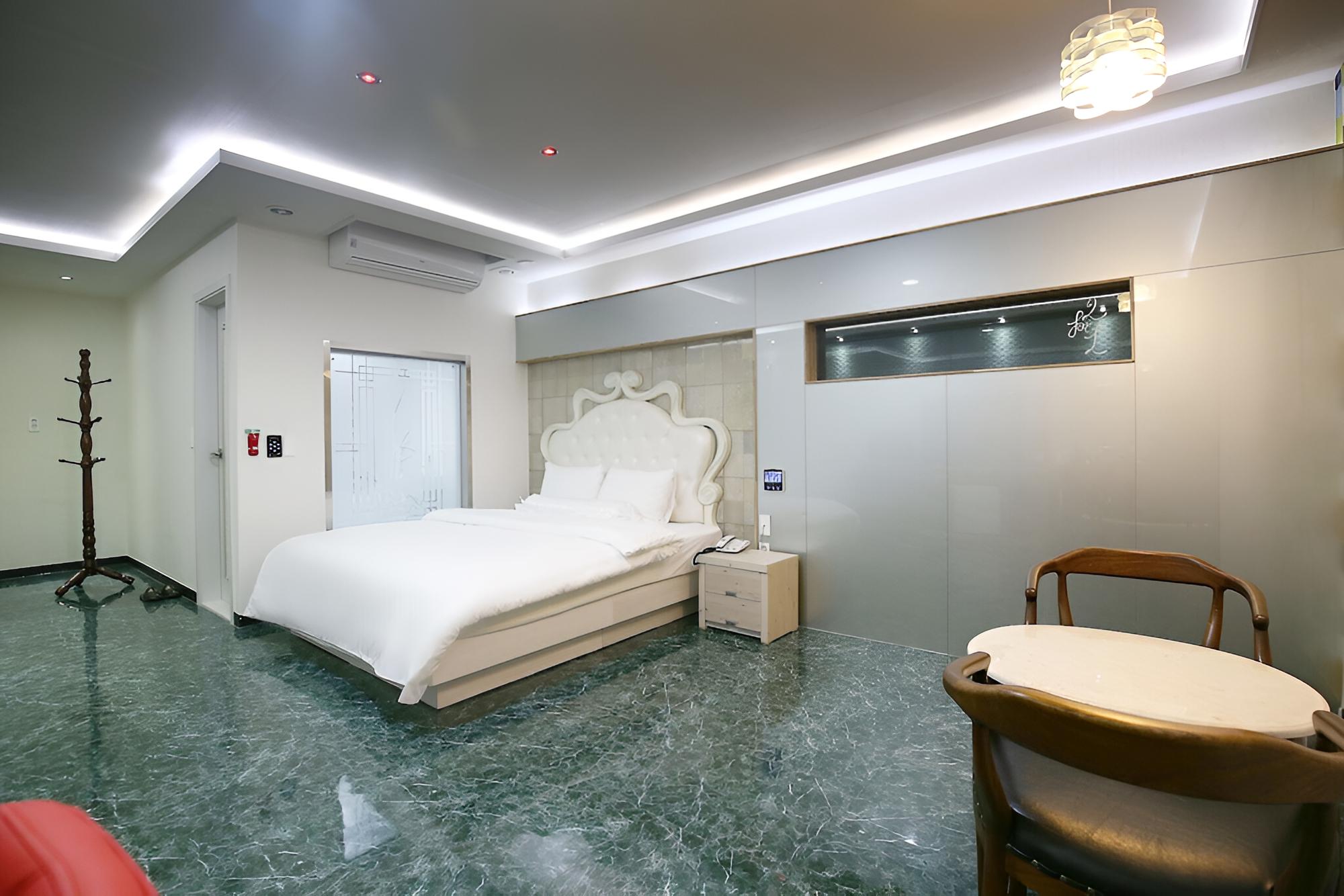 Room (Standard Room (Free breakfast)) - Photo 2