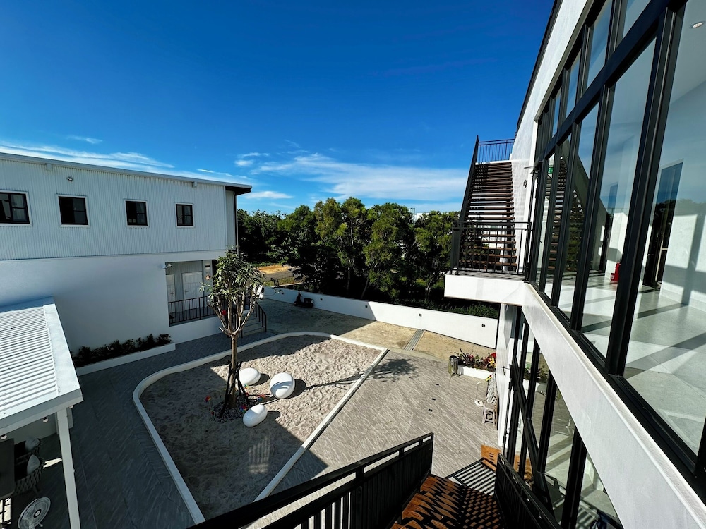 Basic Condo photo 1