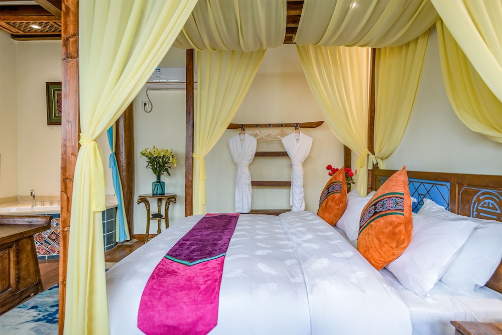Deluxe Double Room (102)