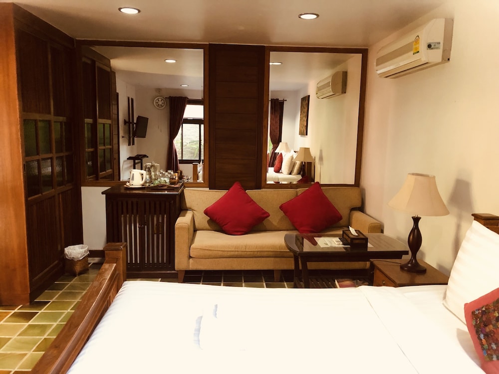 Deluxe Room - Photo 5