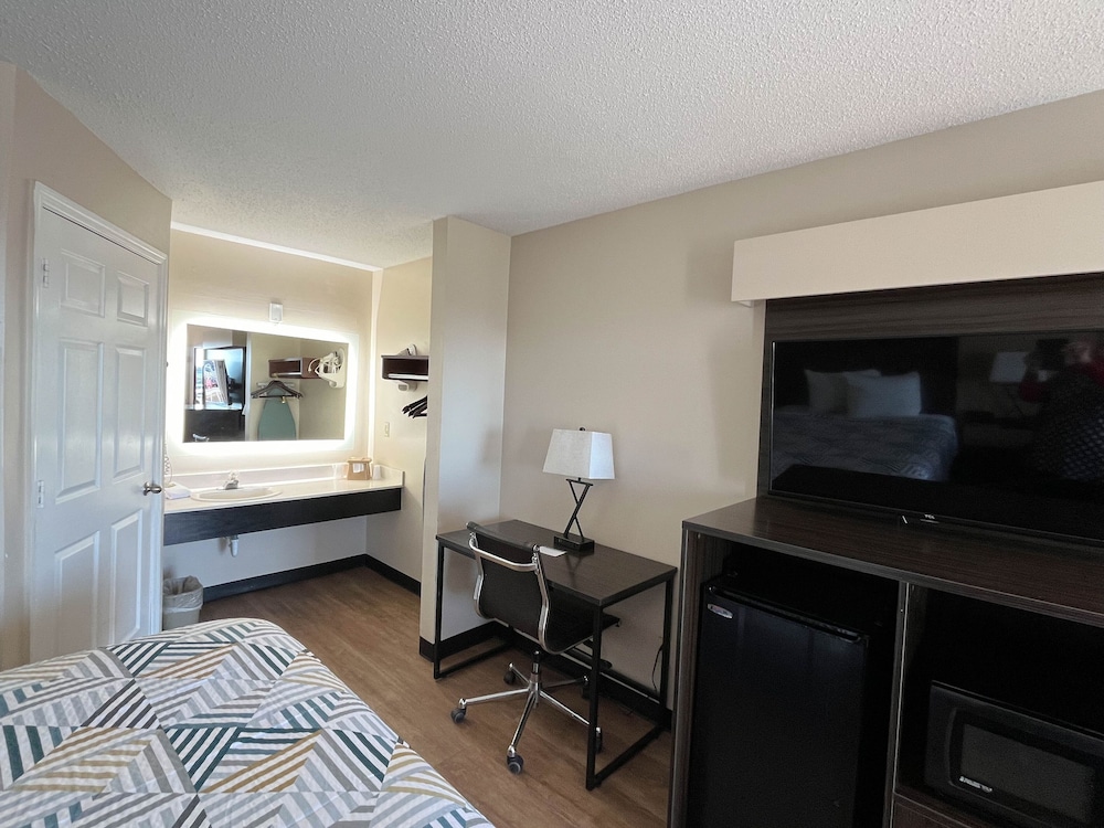 Deluxe Room, 1 King Bed, Non Smoking photo 1