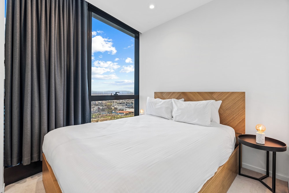 Two Bedroom, Two Bathroom Apartment - Sky High - Photo 1