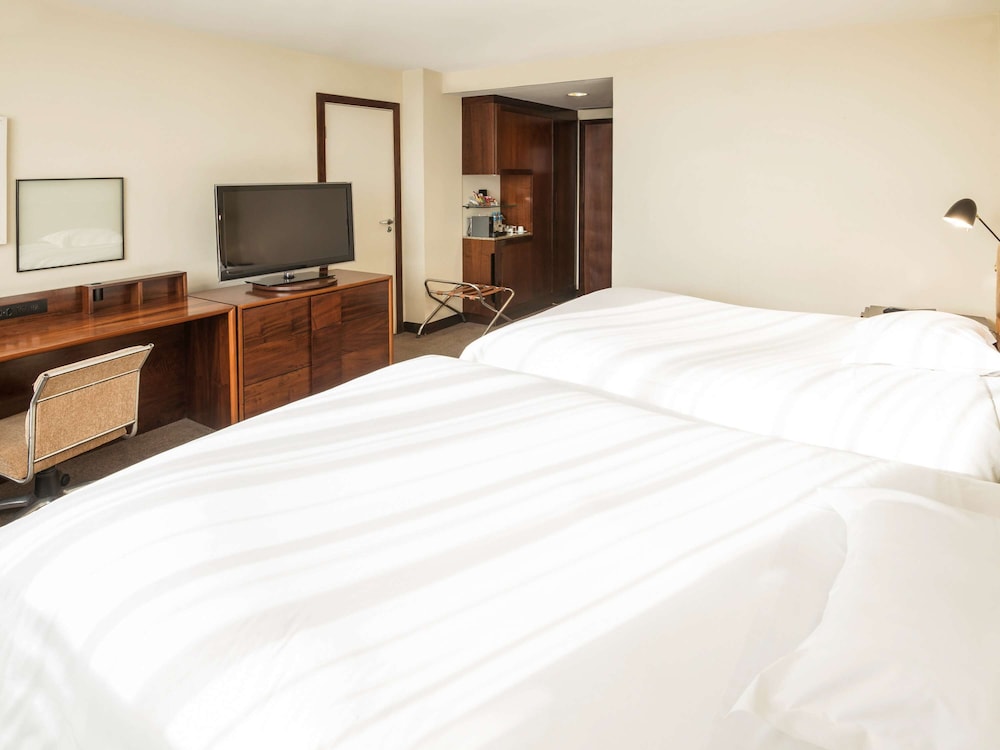 Superior Twin Room, 2 Twin Beds, Bathtub thumbnail 6