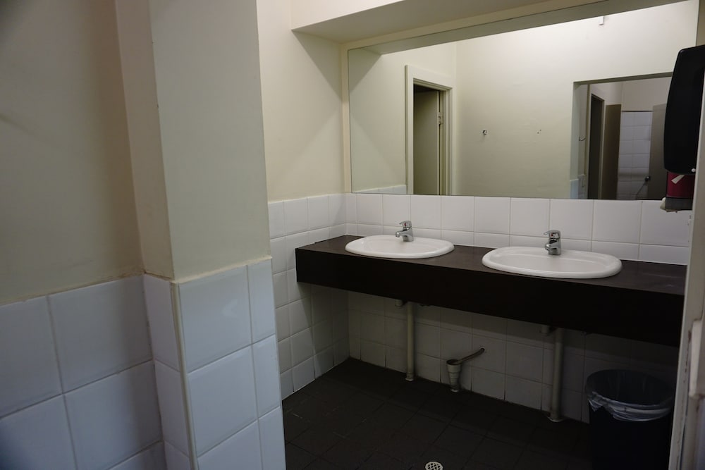 Twin Room, 1 Bedroom, Shared Bathroom photo 2