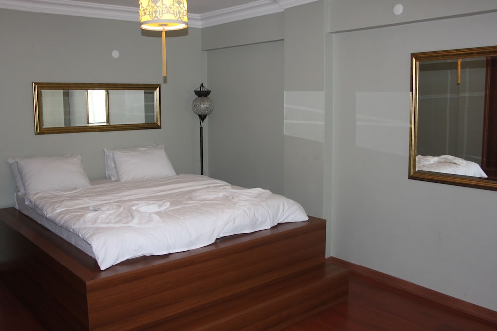 Family Room, Shared Bathroom photo 2