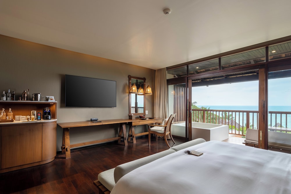 Deluxe Room, Jetted Tub, Partial Ocean View - Photo 3
