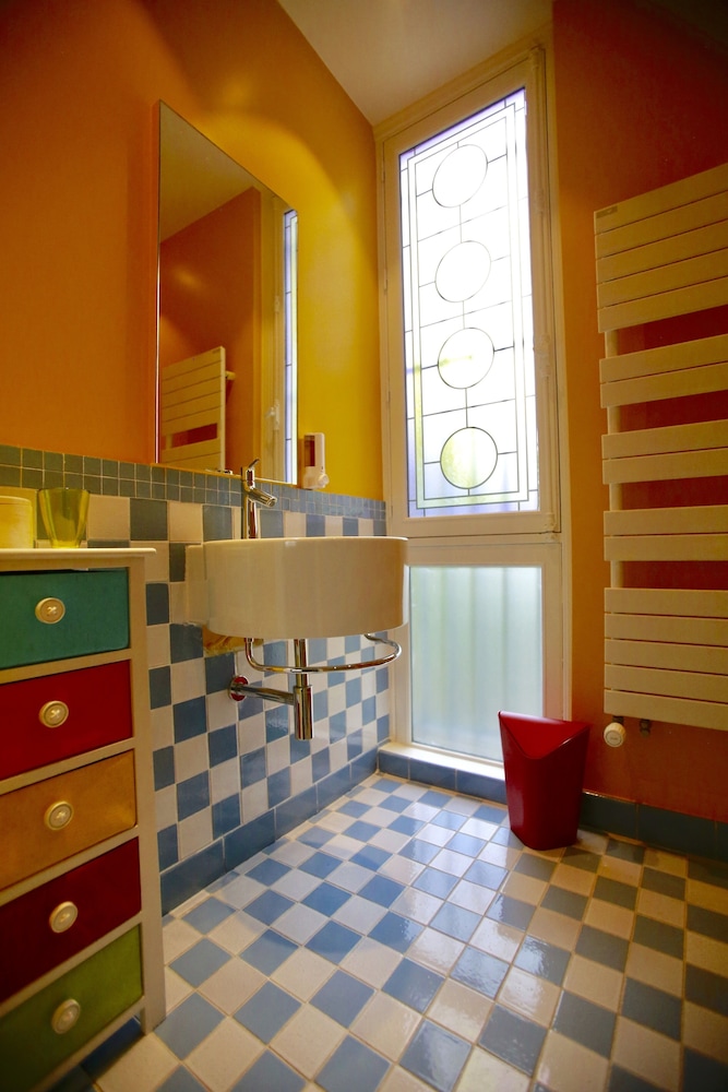 Design Room, 1 Queen Bed, Ensuite photo 2
