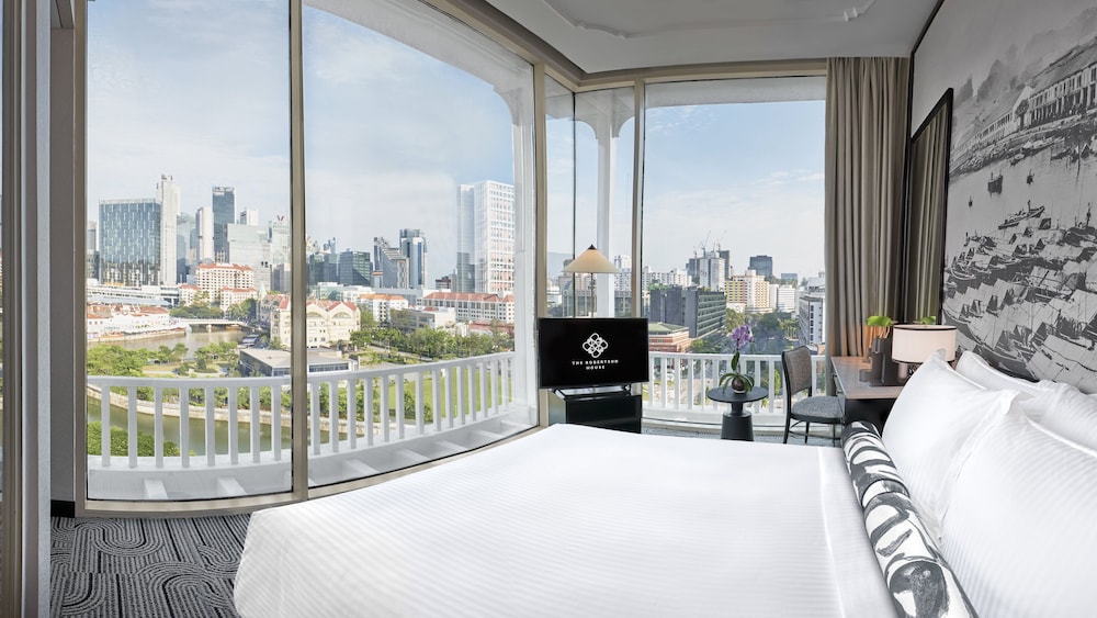 Panoramic Riverview Room with Club Lounge Access photo 3