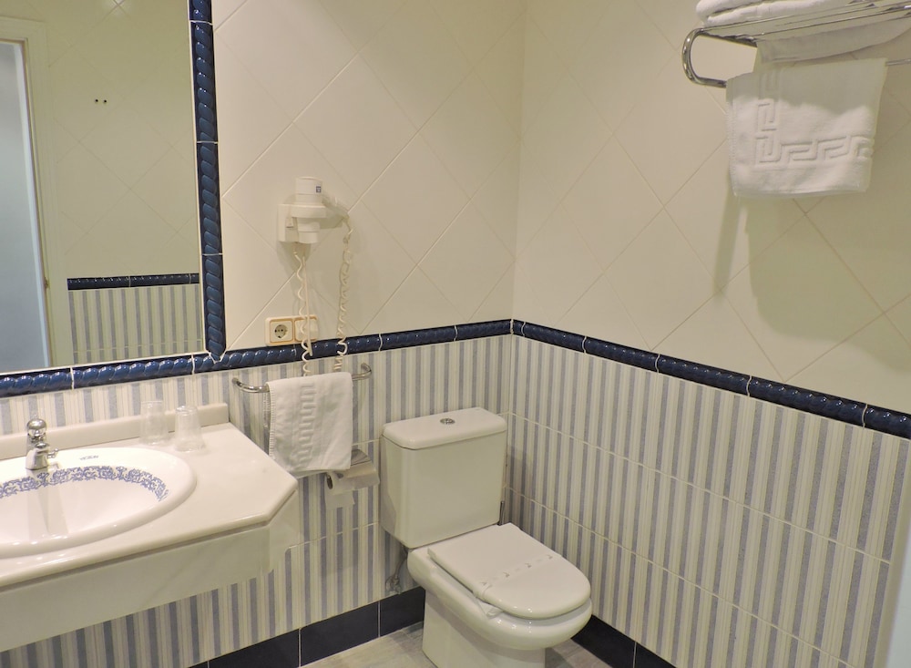 Standard Double or Twin Room - Photo 3